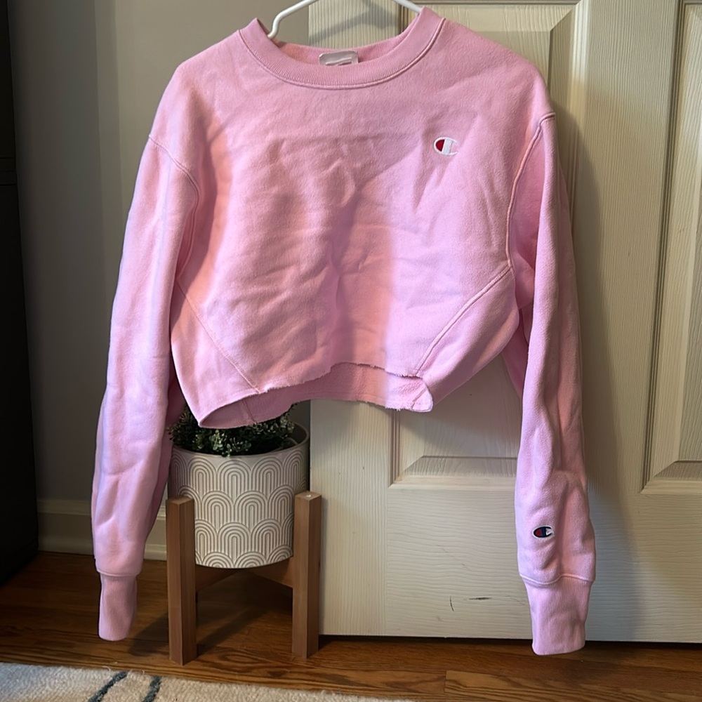 Women’s Champion cropped pink crewneck!